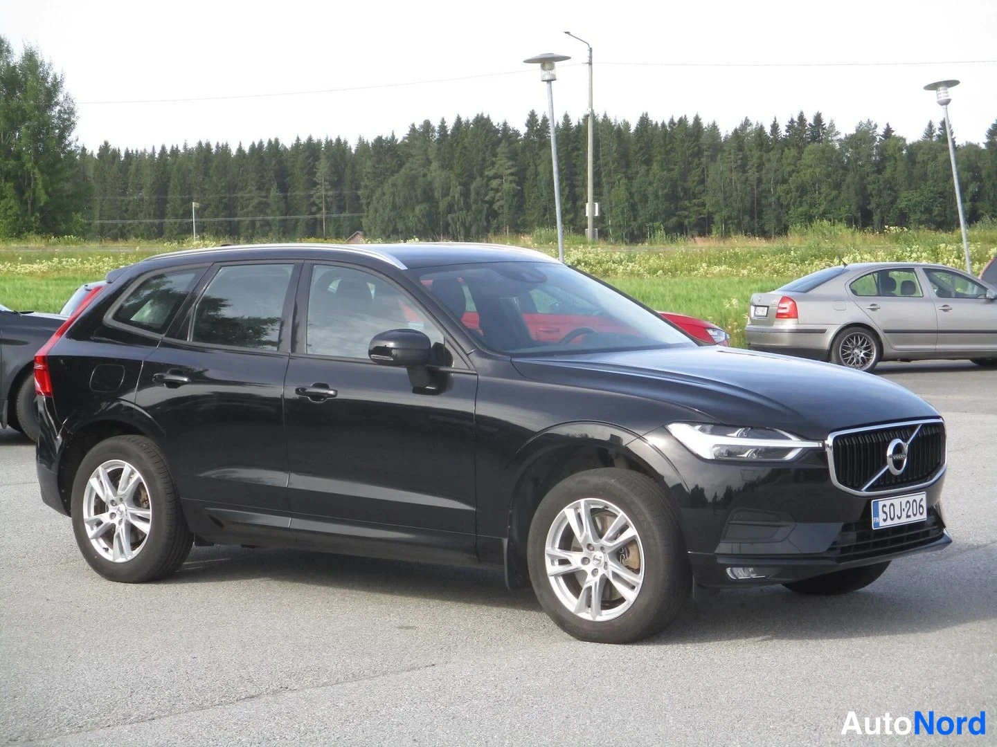 Musta Volvo XC60 2019, etuviisto, keula oikealle, kuva 3