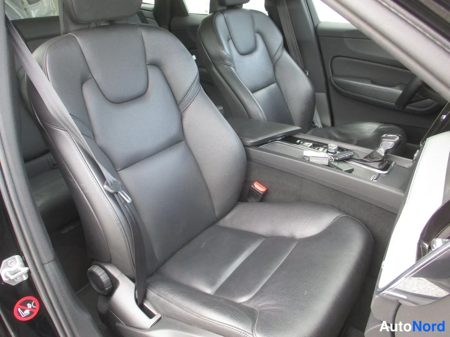 Musta Volvo XC60 2019, etuistuimet, kuva 12
