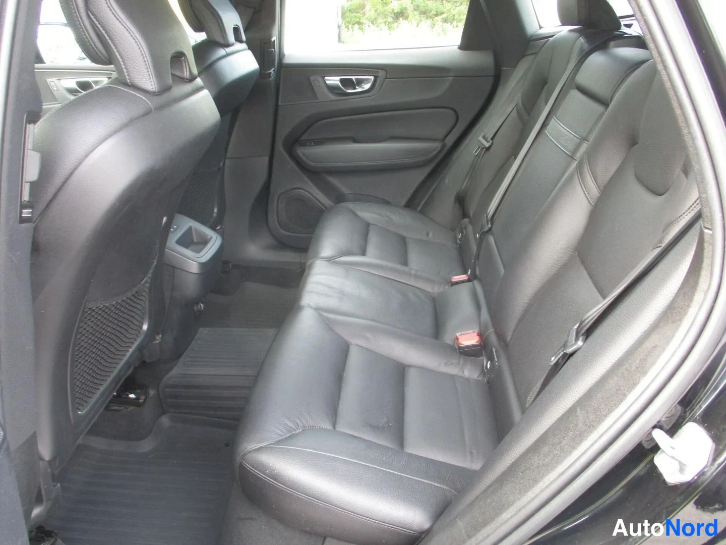 Musta Volvo XC60 2019, takaistuimet, kuva 13