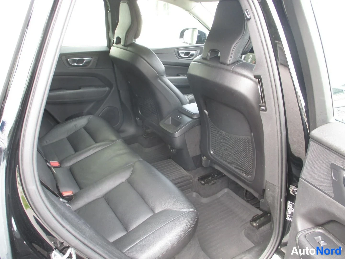 Musta Volvo XC60 2019, takaistuimet, kuva 14