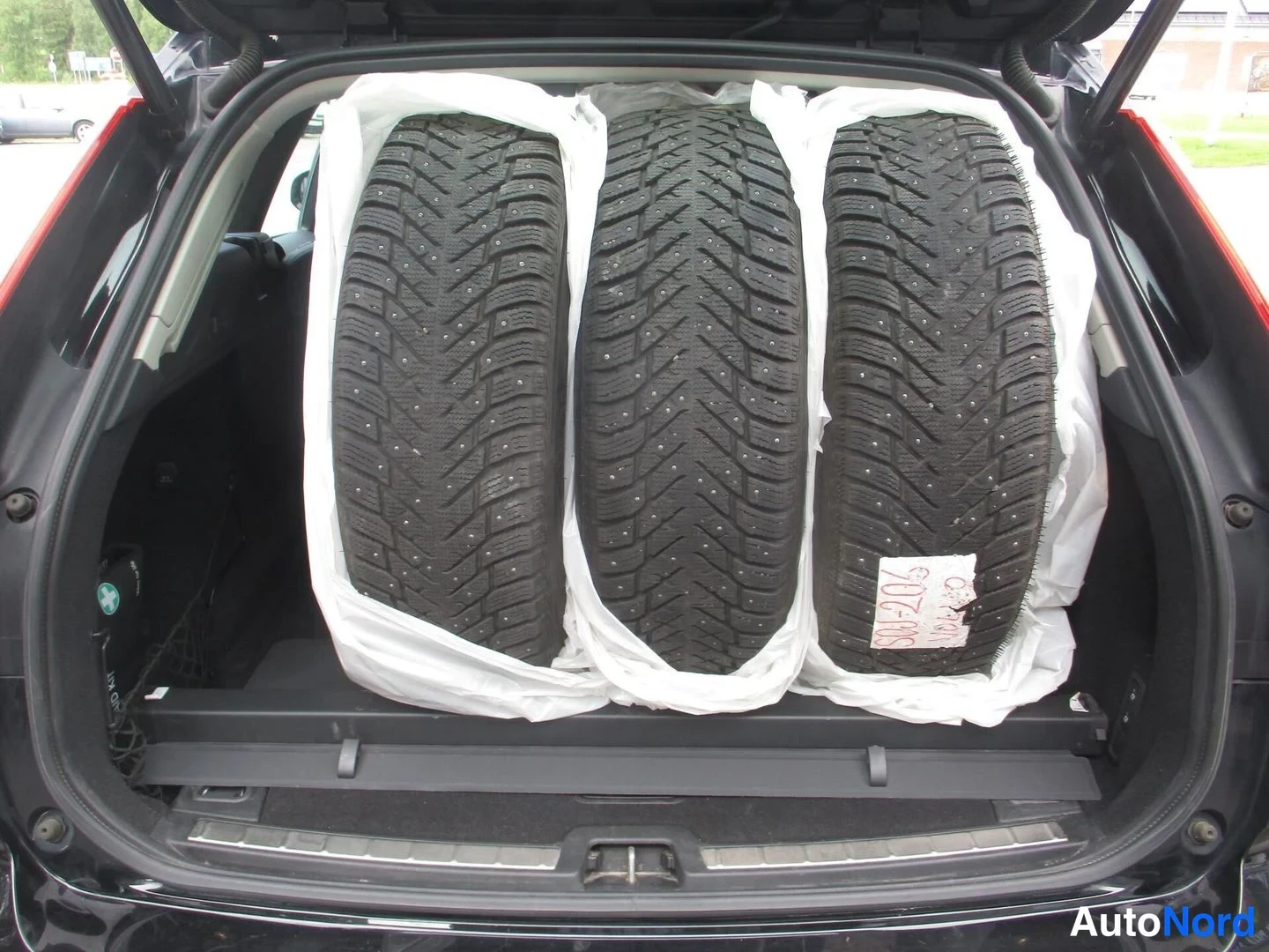 Musta Volvo XC60 2019, tavaratila, kuva 15