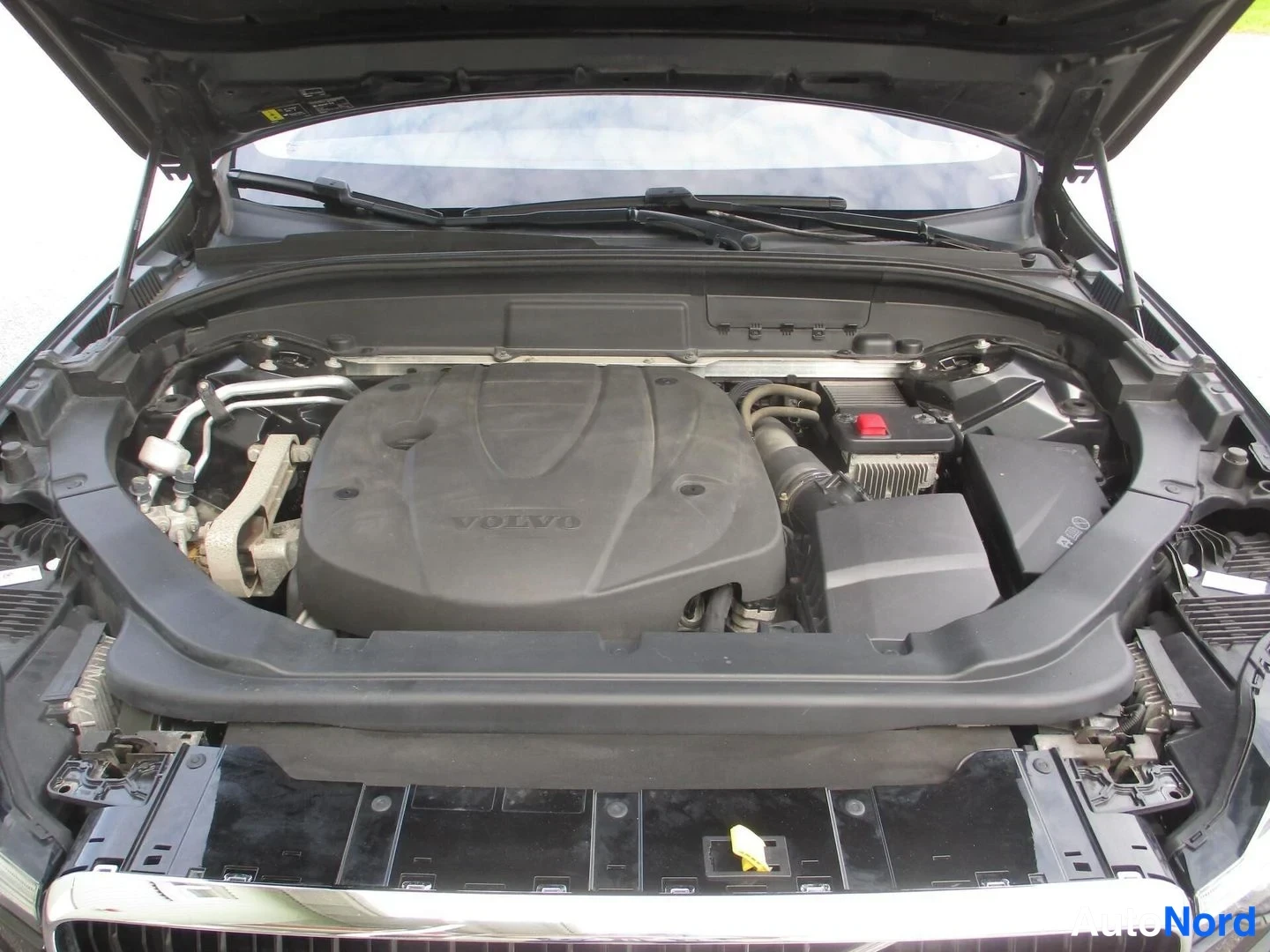 Musta Volvo XC60 2019, moottoritila, kuva 16