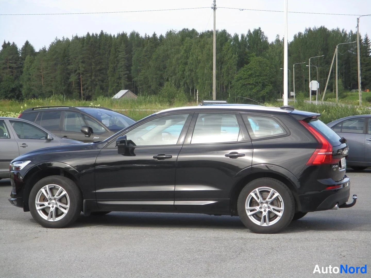 Musta Volvo XC60 2019, etuviisto, keula vasemmalle, kuva 2