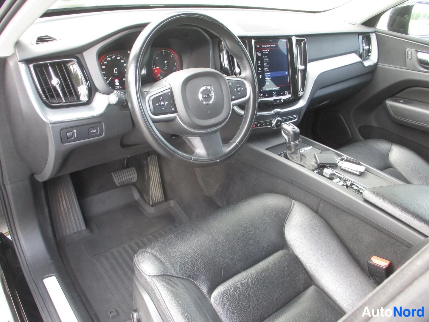 Musta Volvo XC60 2019, ohjaamo, kuva 9