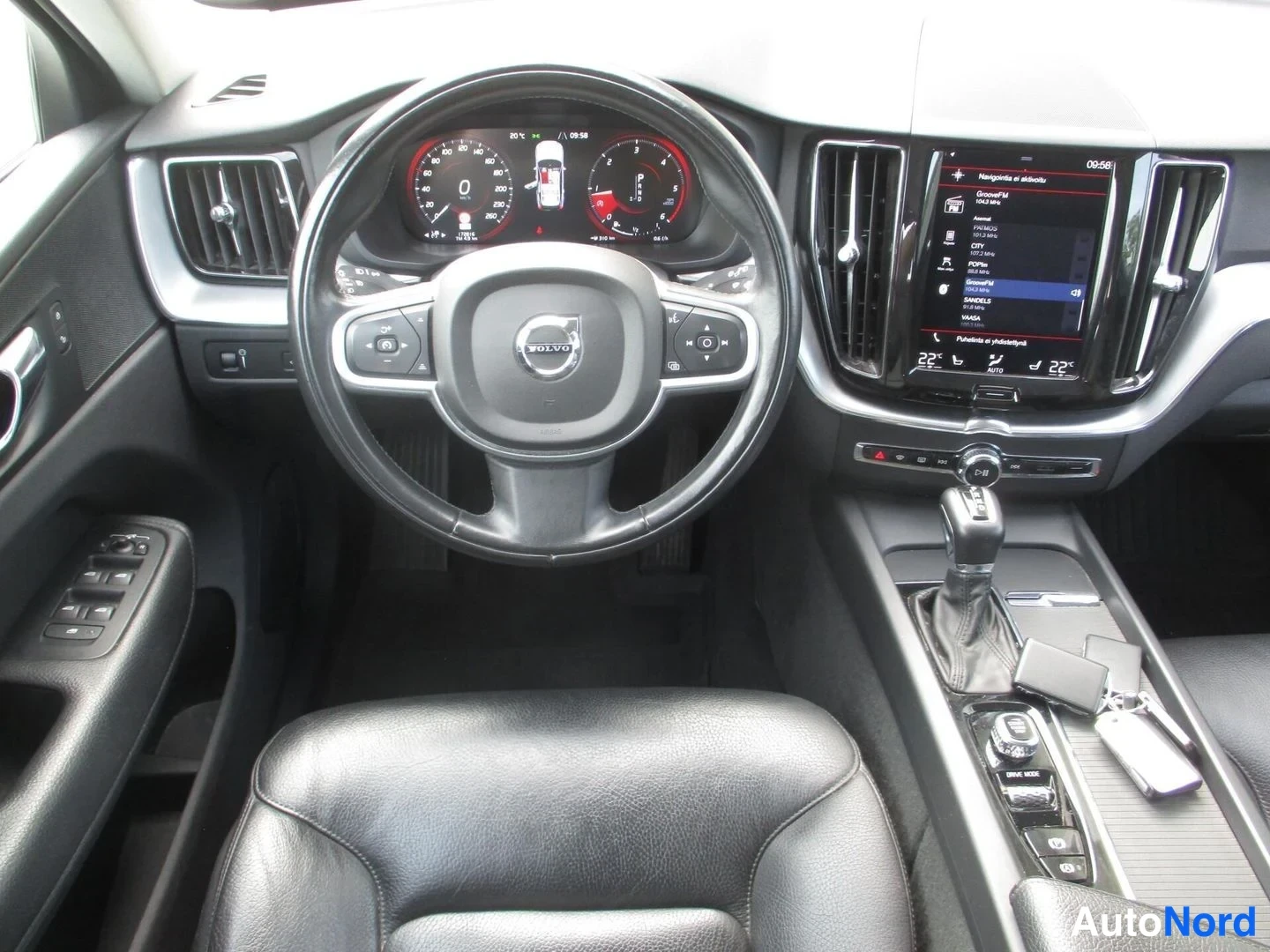 Musta Volvo XC60 2019, ohjaamo, kuva 10