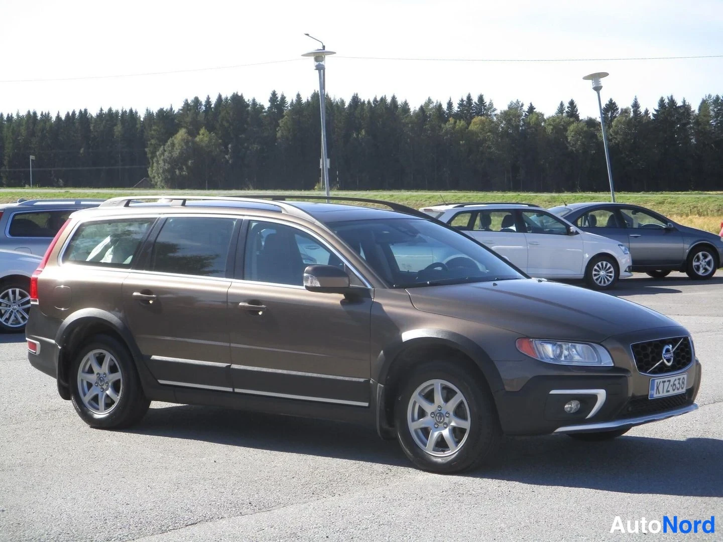 Ruskea Volvo XC70 2014, etuviisto, keula oikealle, kuva 3