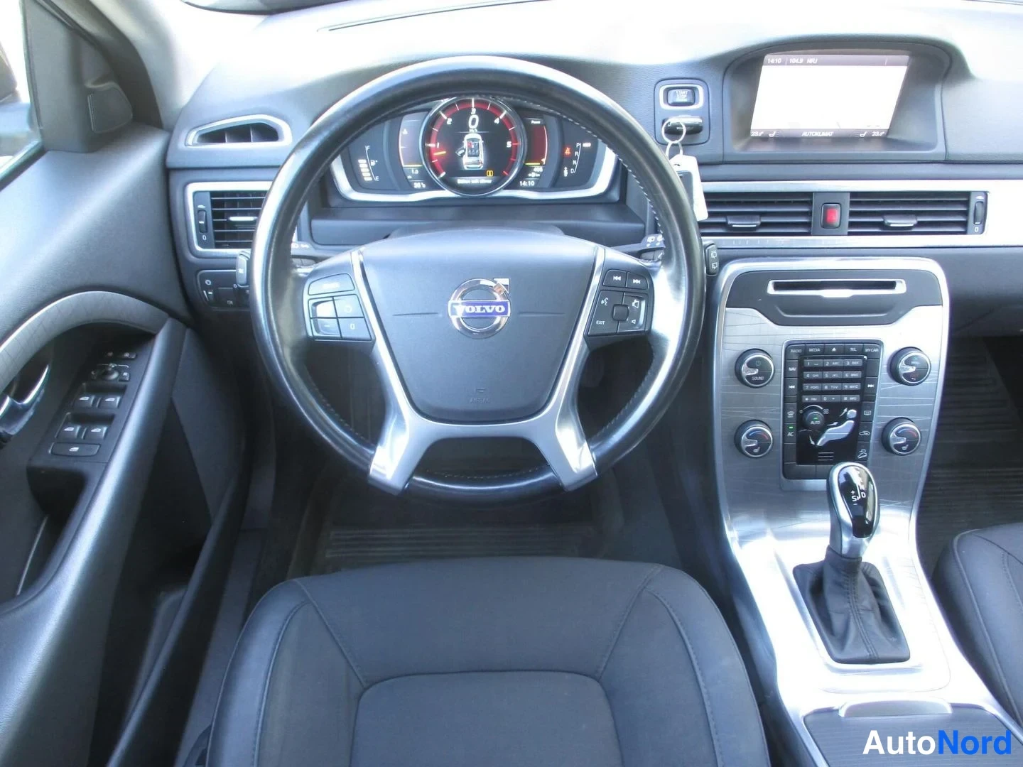 Ruskea Volvo XC70 2014, ohjaamo, kuva 11