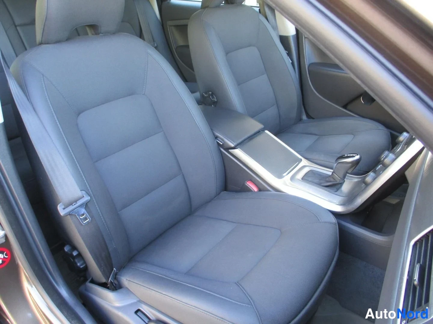 Ruskea Volvo XC70 2014, etuistuimet, kuva 13