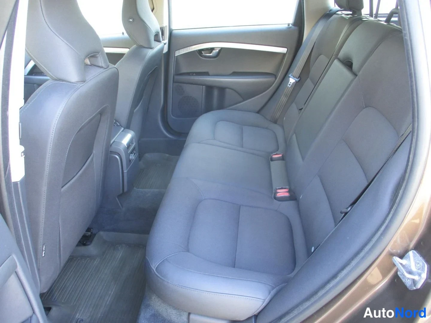 Ruskea Volvo XC70 2014, takaistuimet, kuva 14