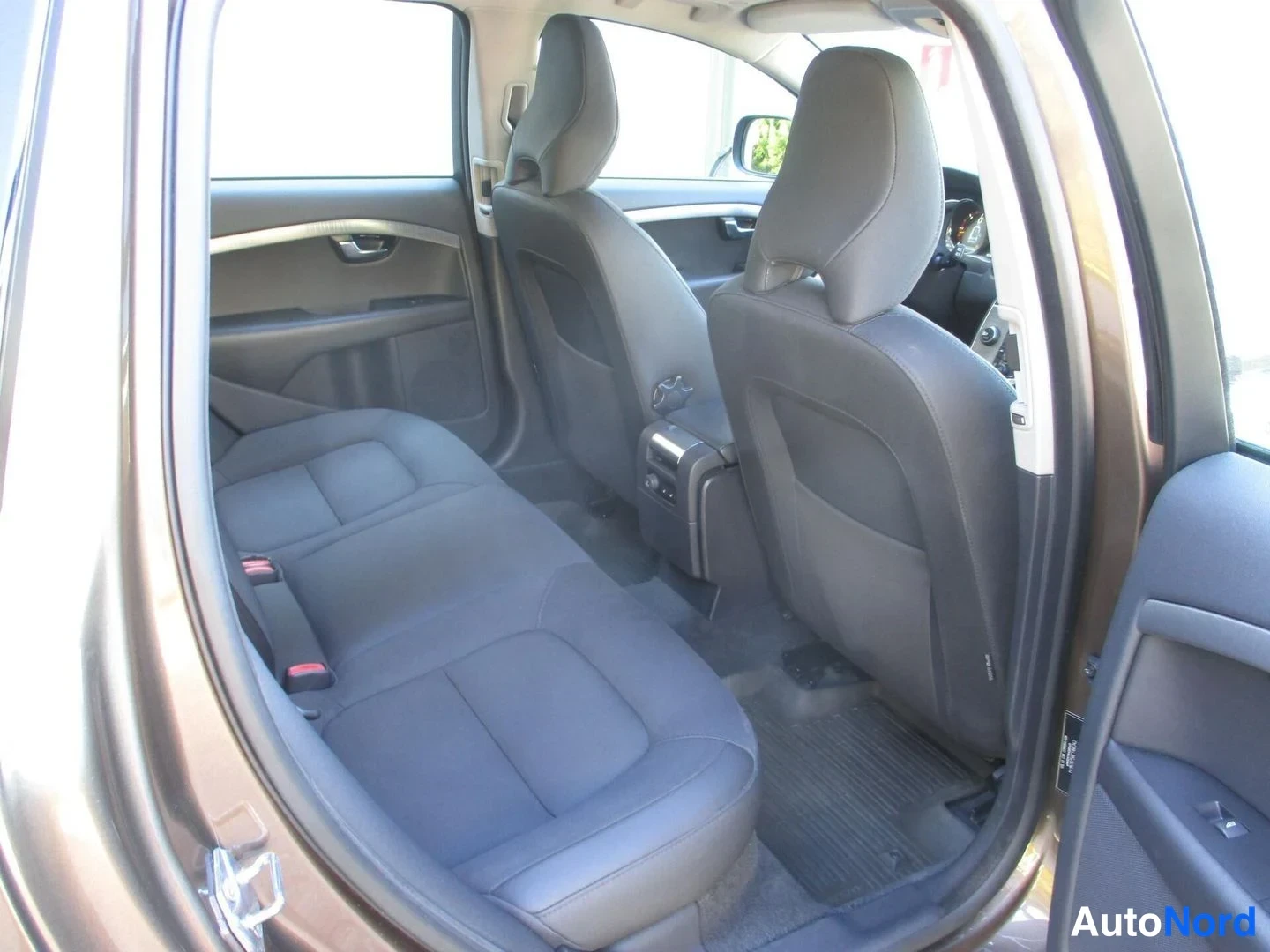 Ruskea Volvo XC70 2014, takaistuimet, kuva 15