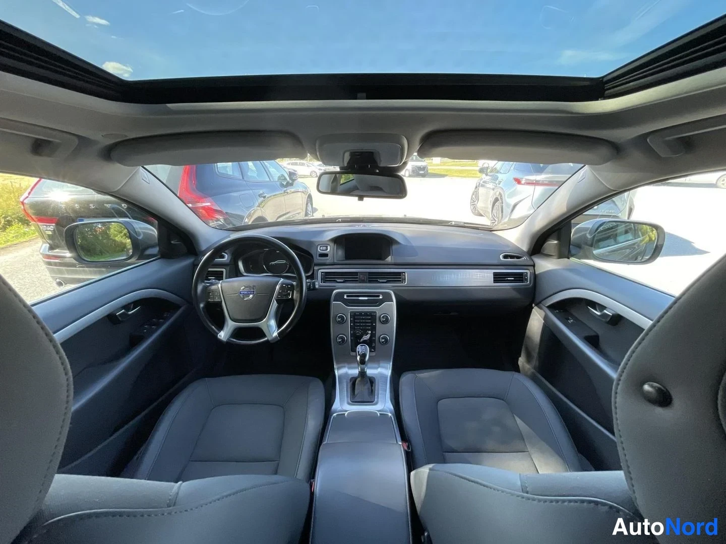 Ruskea Volvo XC70 2014, ohjaamo, kuva 9