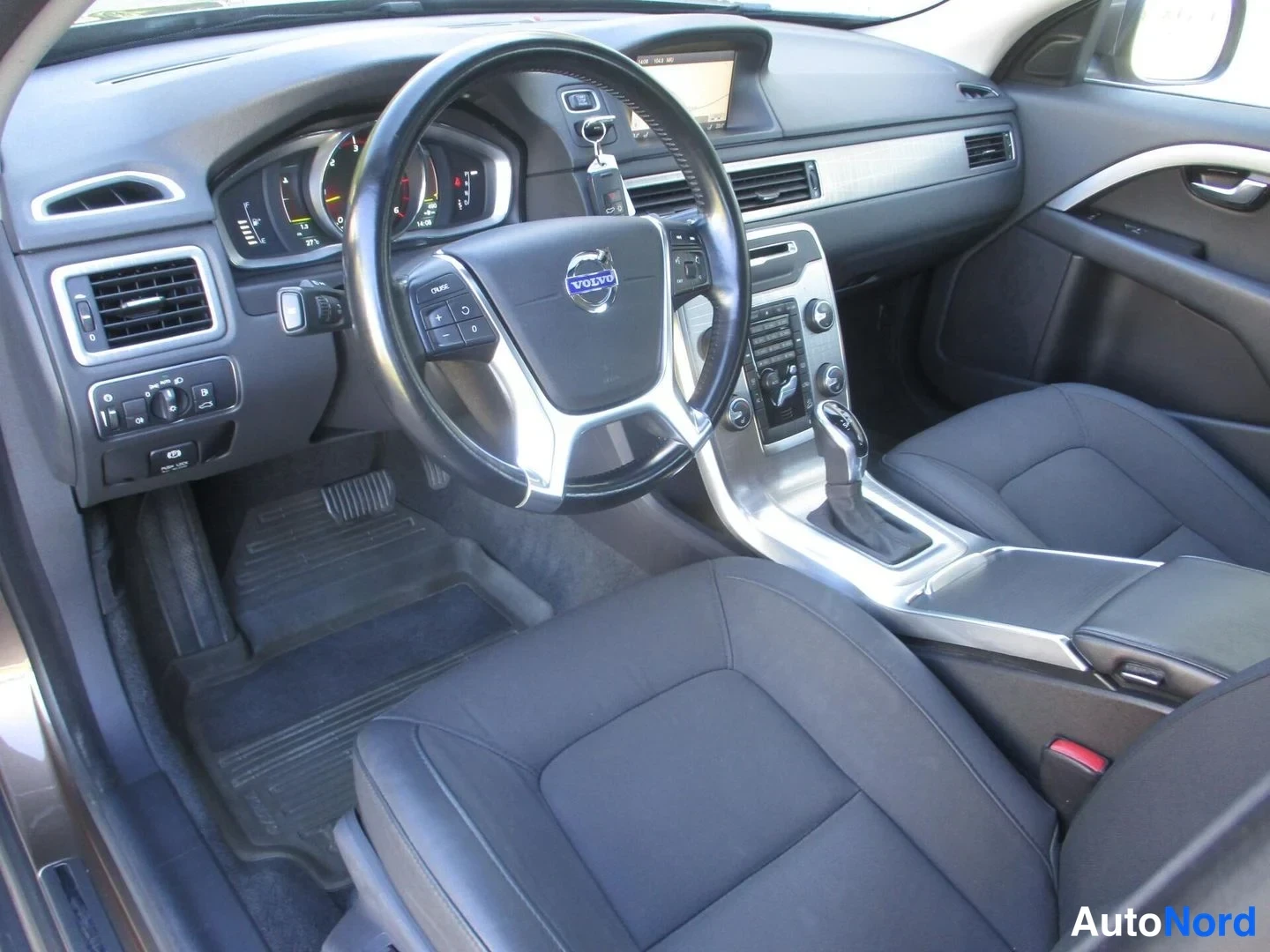 Ruskea Volvo XC70 2014, ohjaamo, kuva 10