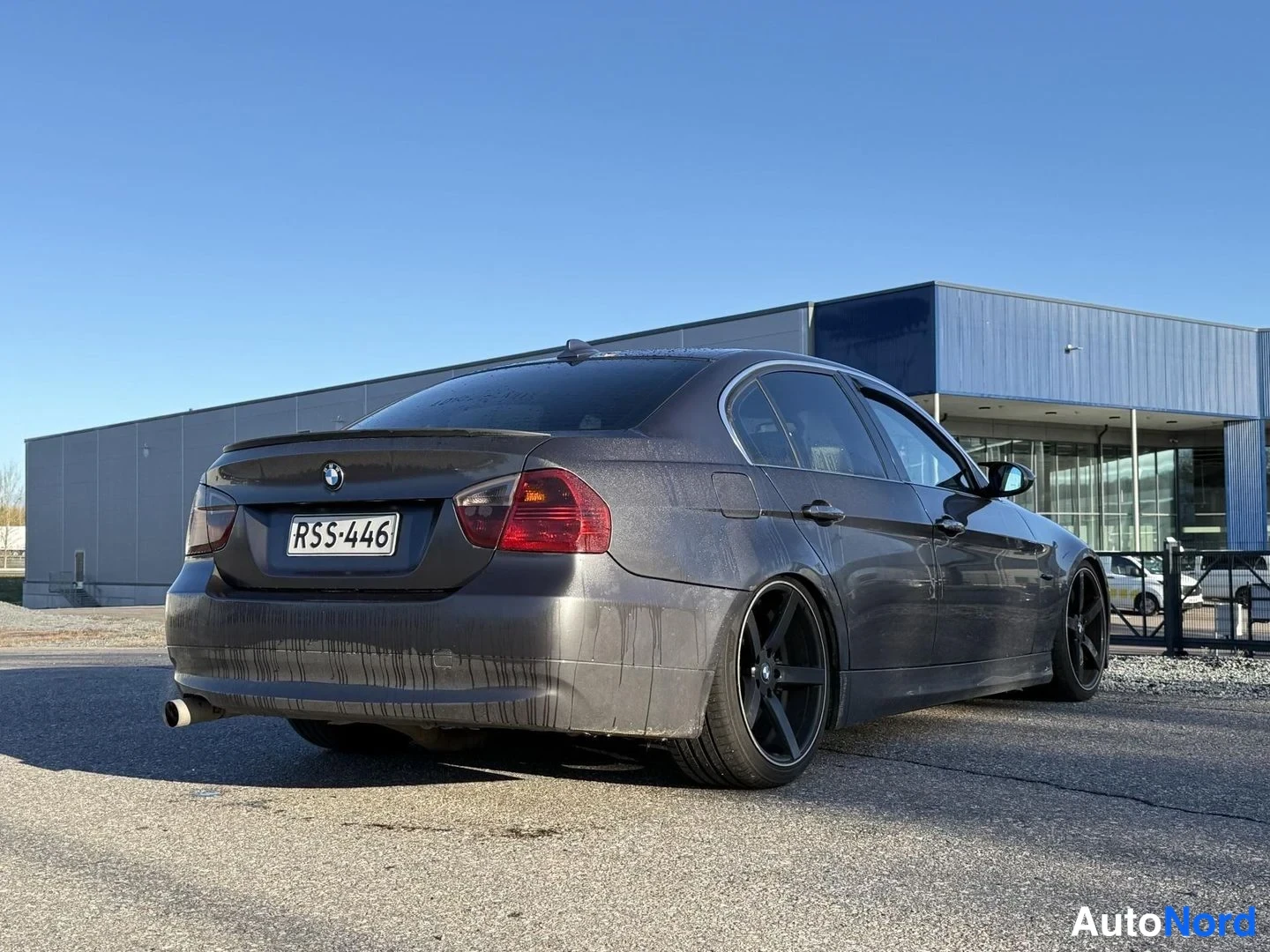 Harmaa BMW 325d 2008, takaviisto, kuva 3