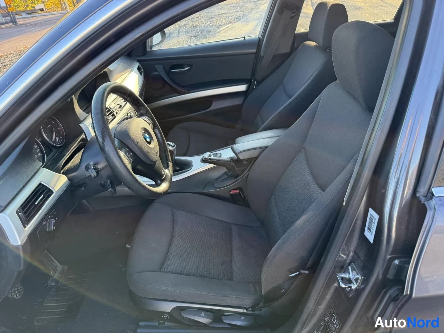 Harmaa BMW 325d 2008, ohjaamo, kuva 4