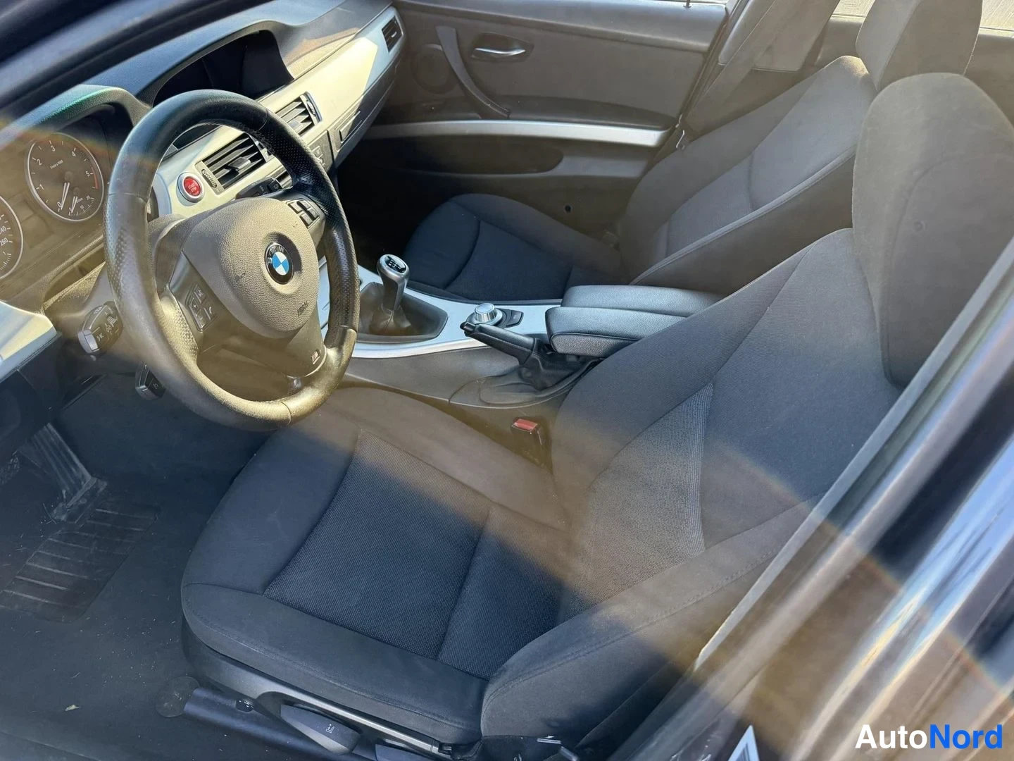 Harmaa BMW 325d 2008, ohjaamo, kuva 5