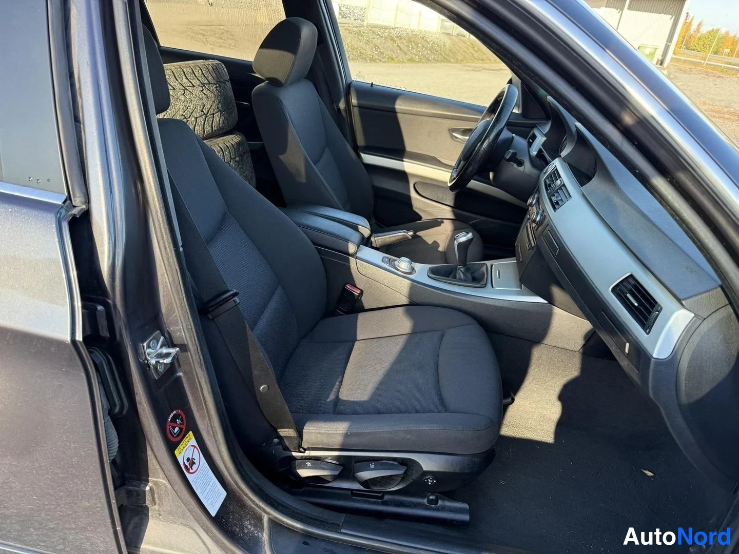 Harmaa BMW 325d 2008, ohjaamo, kuva 7