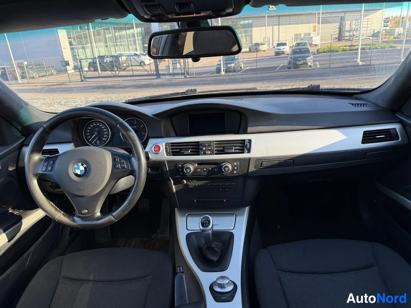 Harmaa BMW 325d 2008, ohjaamo, kuva 8