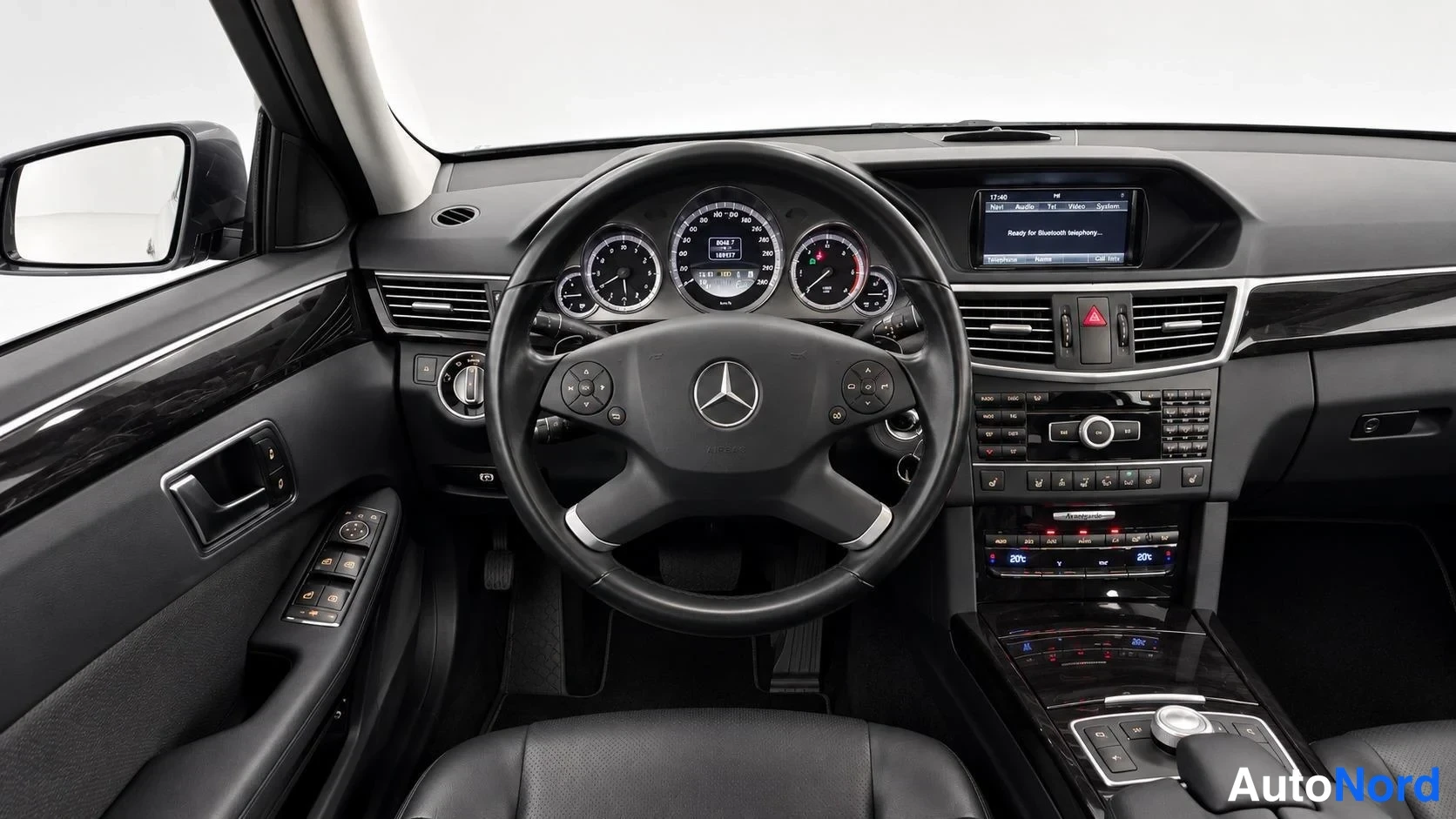 Harmaa Mercedes-Benz E 250 CDI 4MATIC 2012, ohjaamo, kuva 3