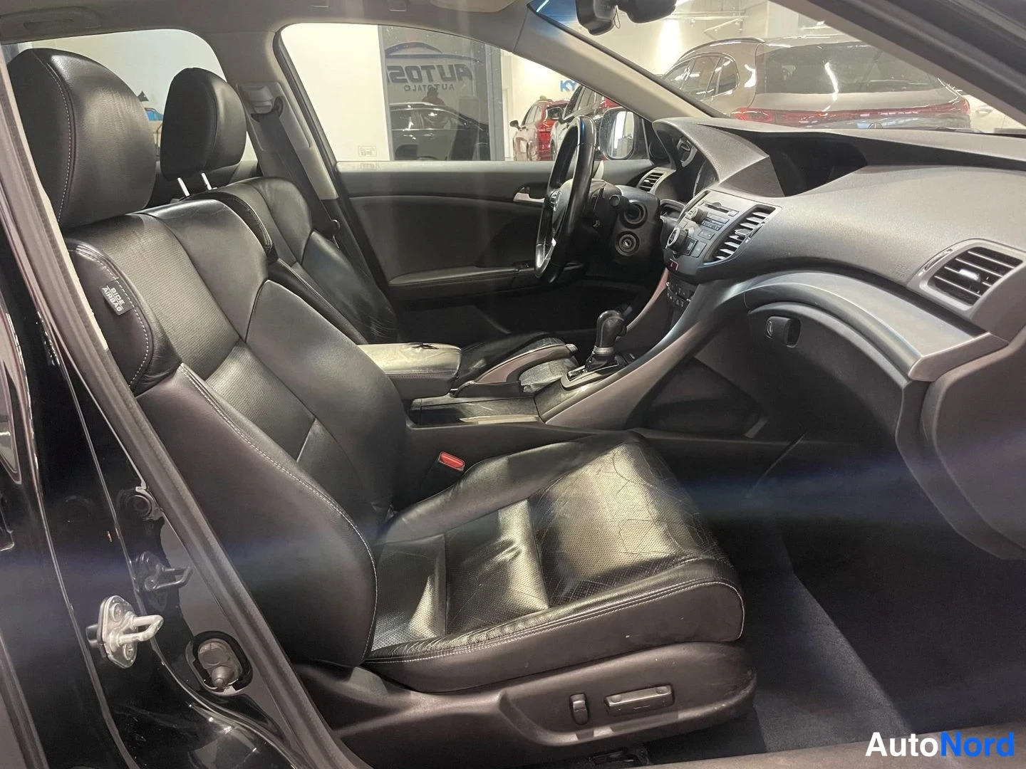 Musta Honda Accord Tourer 2012, etuistuimet, kuva 9