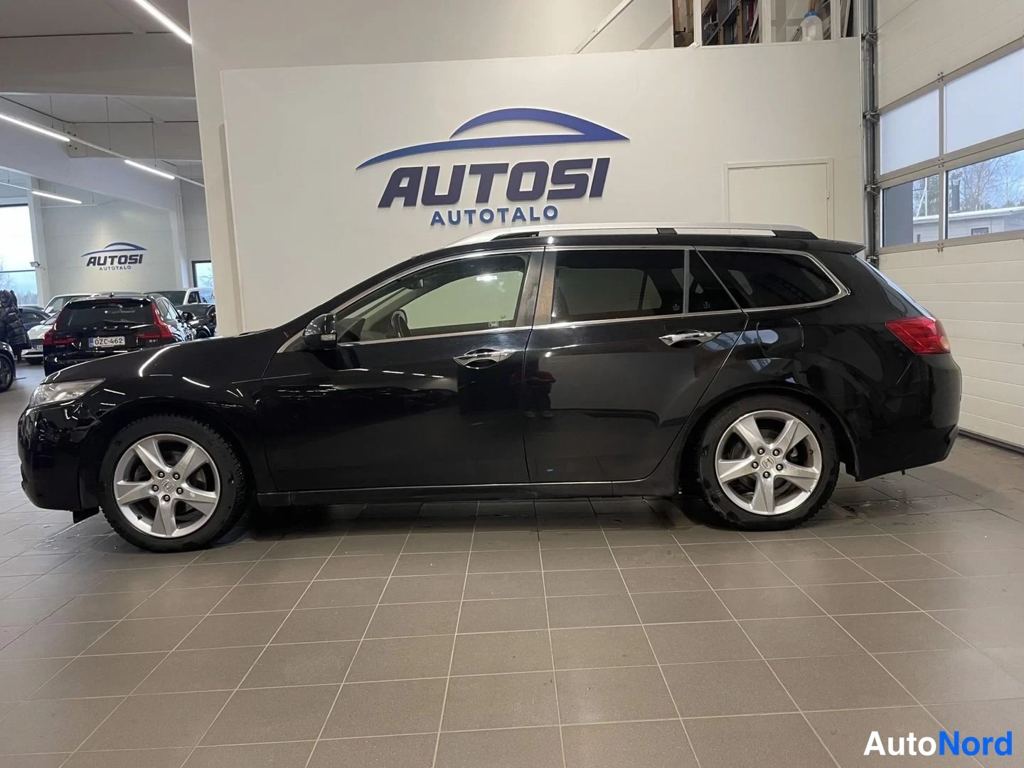 Musta Honda Accord Tourer 2012, sivulta, kuva 4