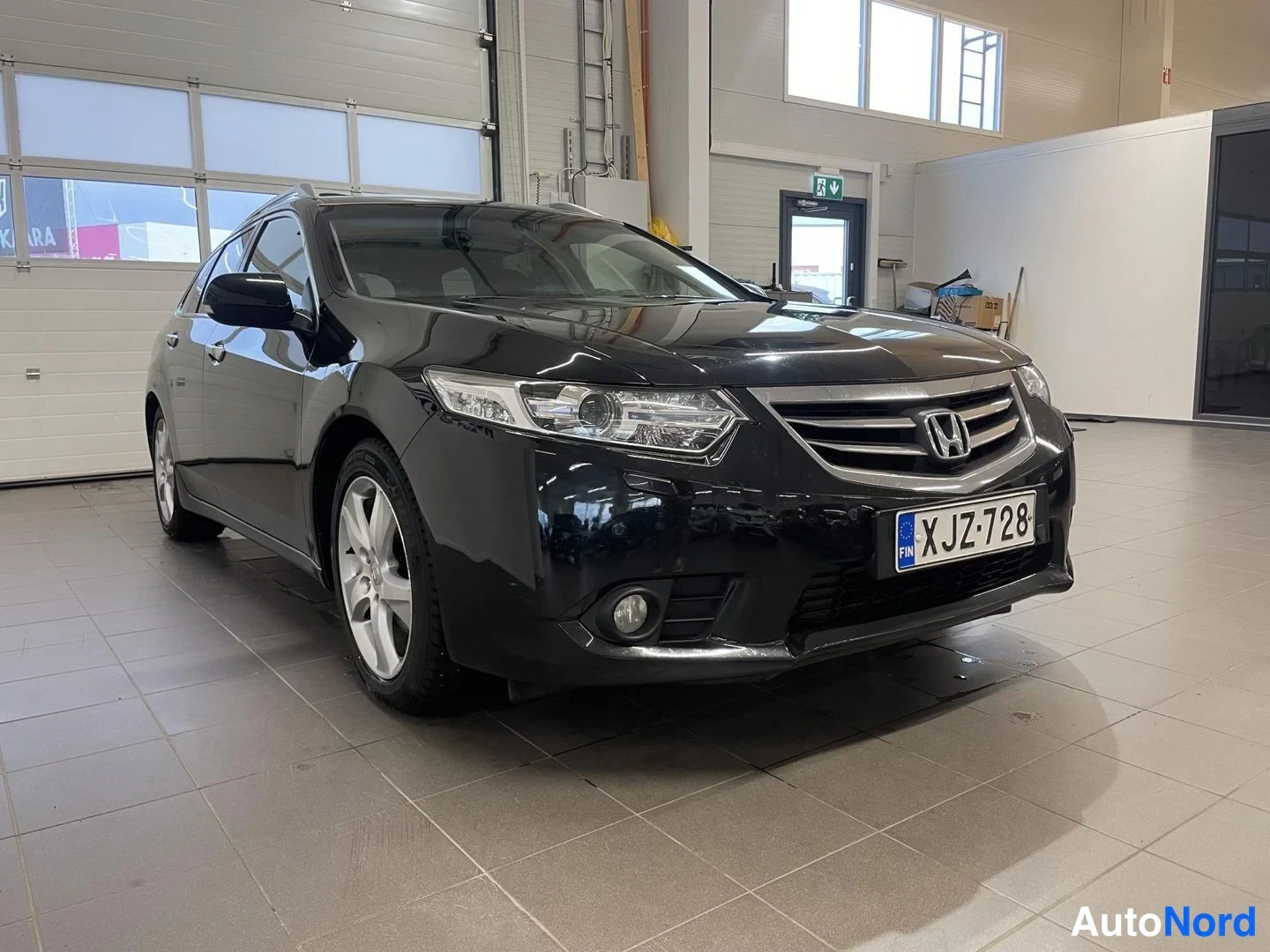 Musta Honda Accord Tourer 2012, etuviisto, keula oikealle, kuva 2