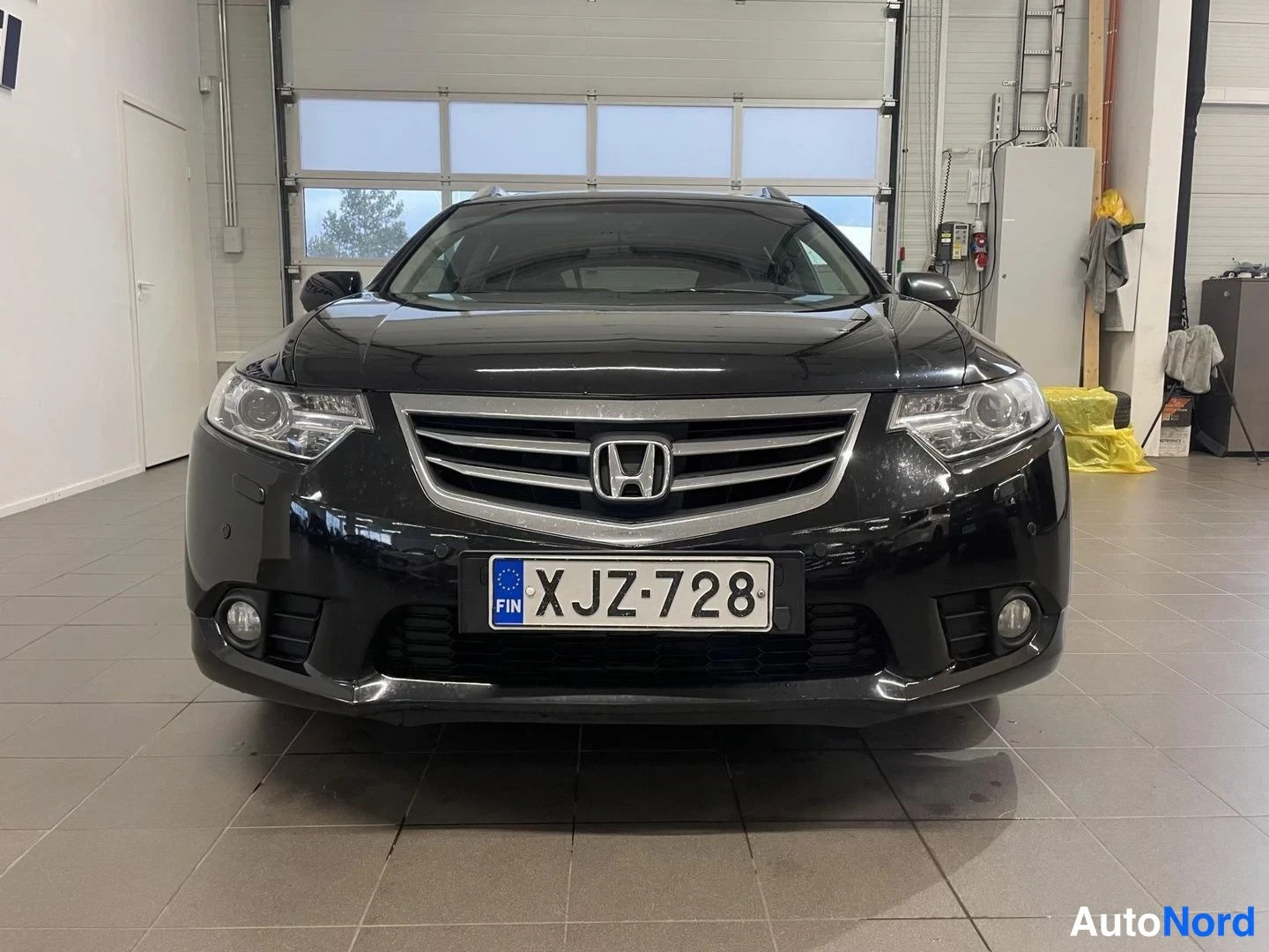 Musta Honda Accord Tourer 2012, edestä, kuva 3
