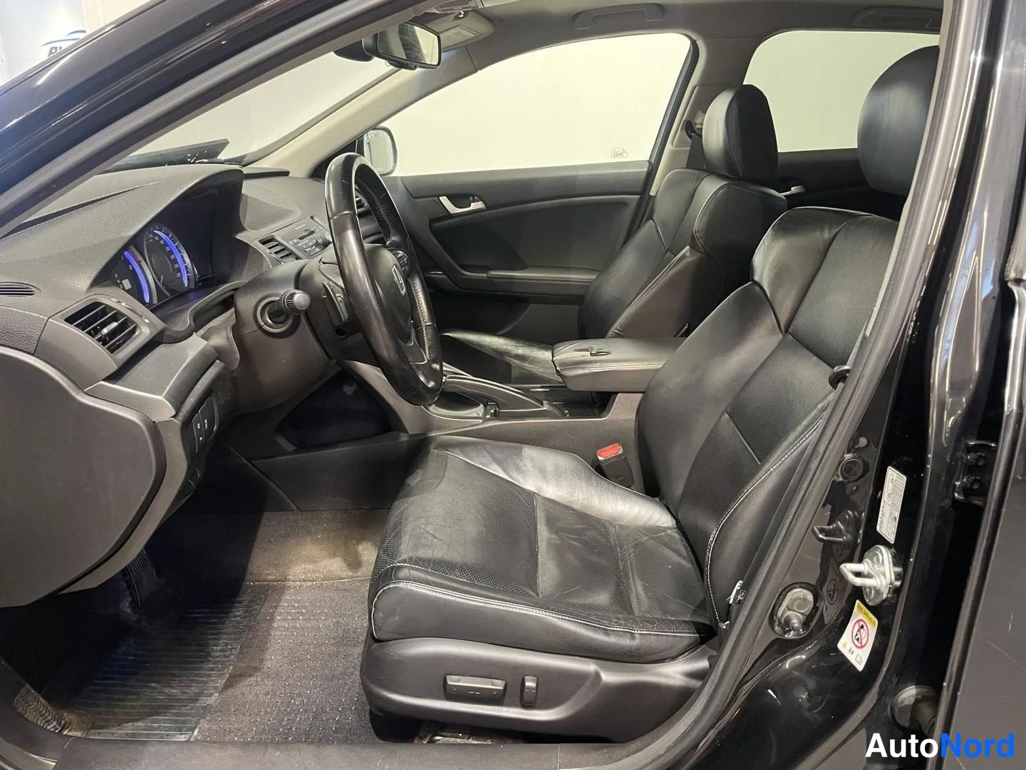 Musta Honda Accord Tourer 2012, ohjaamo, kuva 7