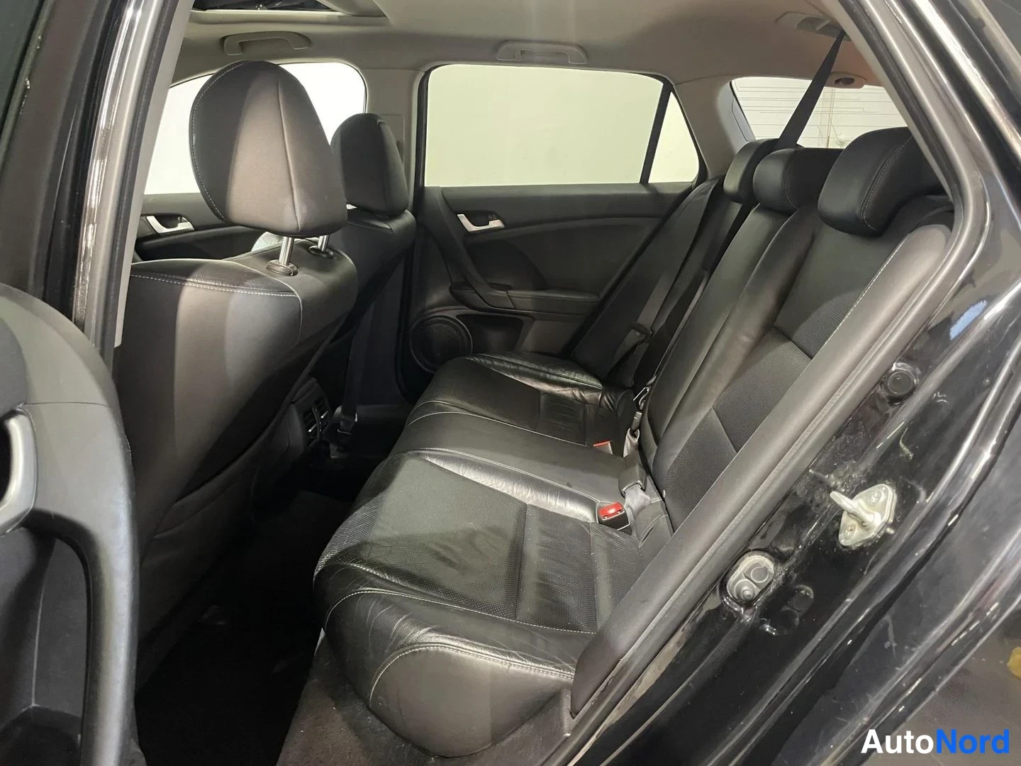 Musta Honda Accord Tourer 2012, takaistuimet, kuva 10