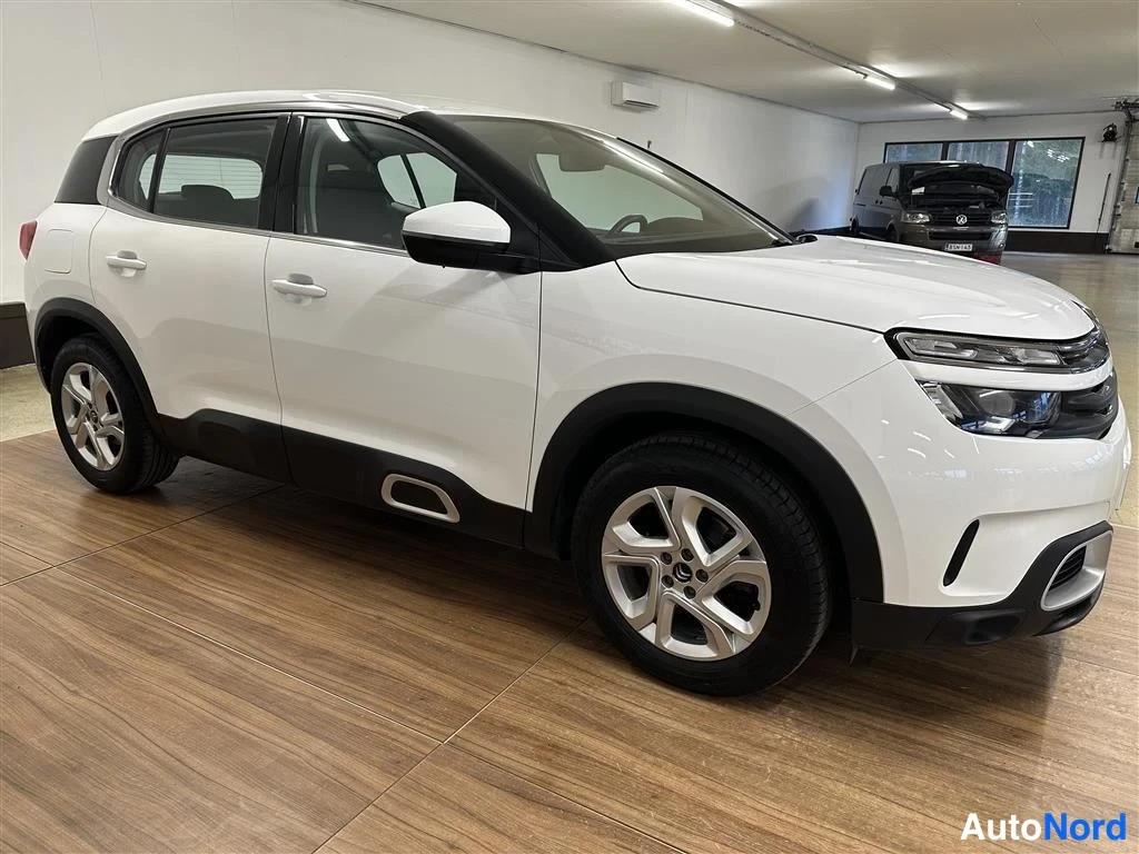 Valkoinen Citroen C5 Aircross 2021, etuviisto, keula oikealle, kuva 3