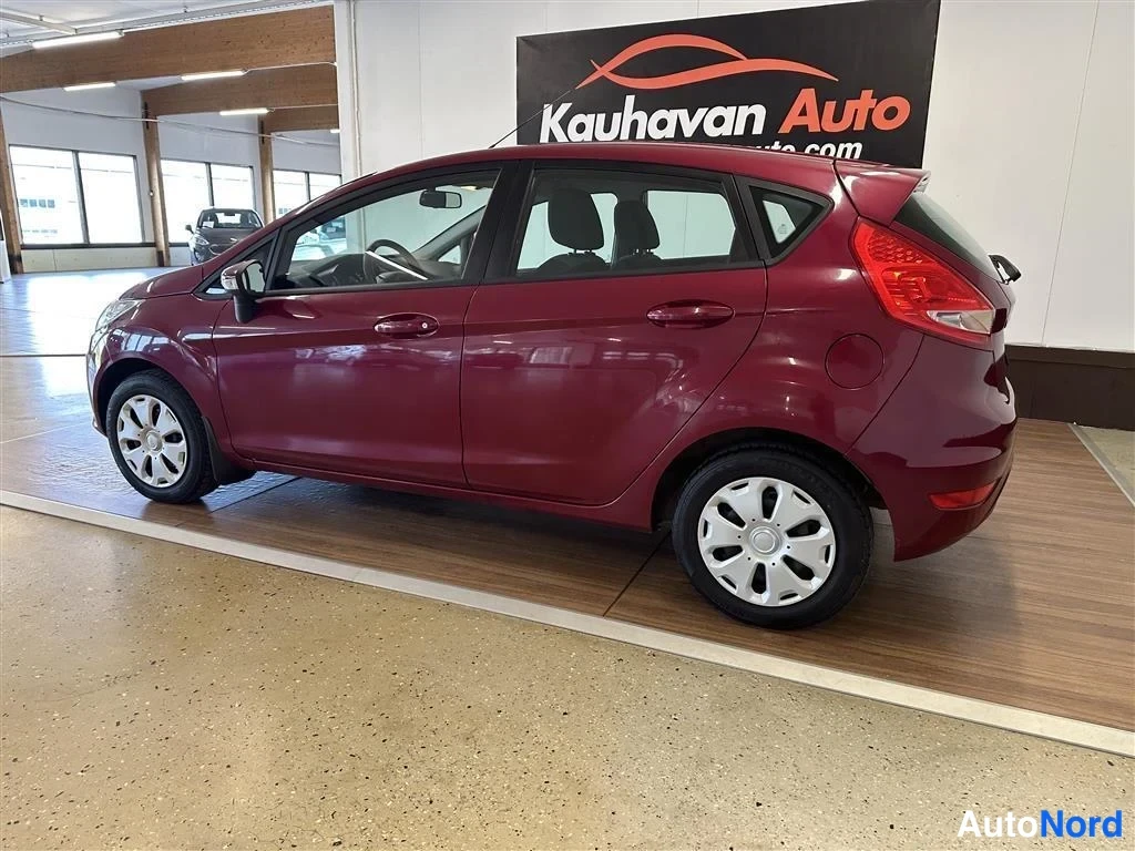 Punainen Ford Fiesta 2009, takaviisto, kuva 4