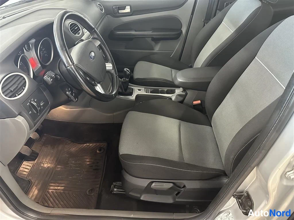 Harmaa Ford Focus 2011, ohjaamo, kuva 5