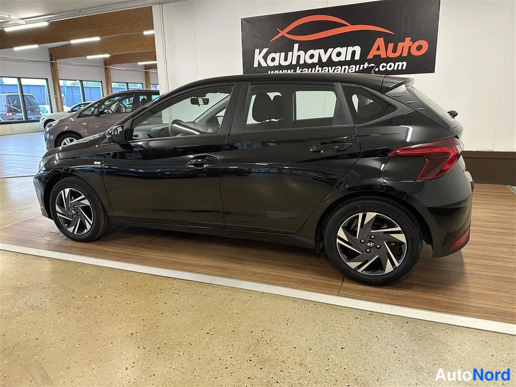 Musta Hyundai i20 2023, takaviisto, kuva 4