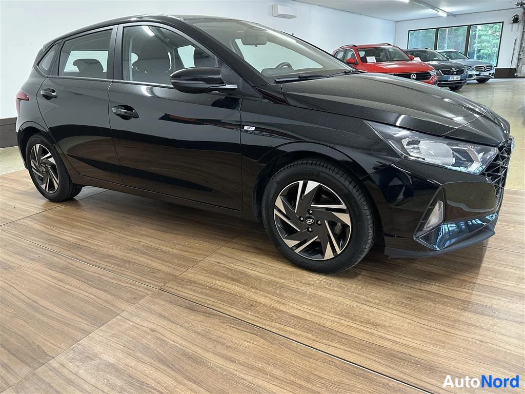 Musta Hyundai i20 2023, etuviisto, keula oikealle, kuva 2