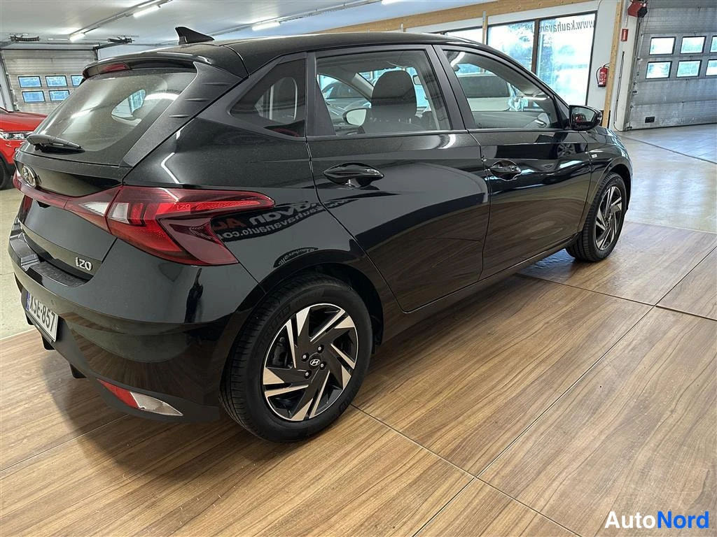 Musta Hyundai i20 2023, takaviisto, kuva 3