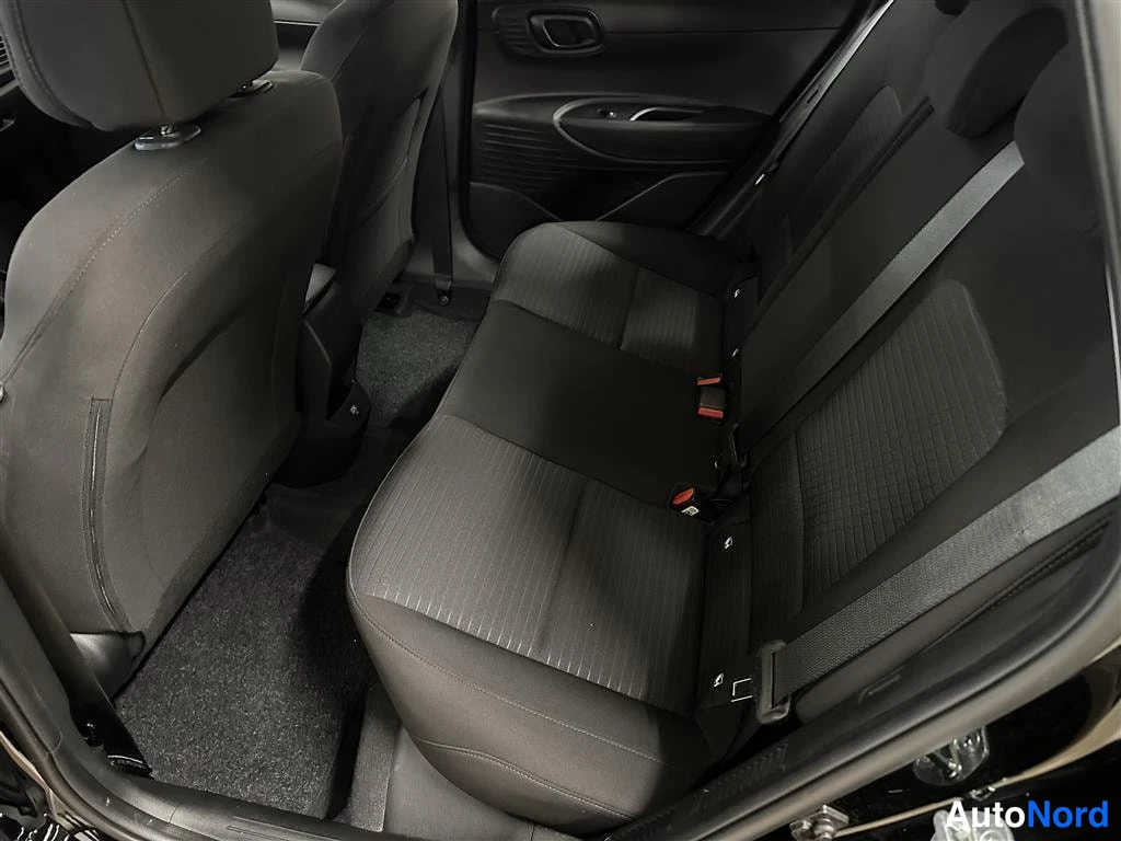 Musta Hyundai i20 2023, takaistuimet, kuva 6