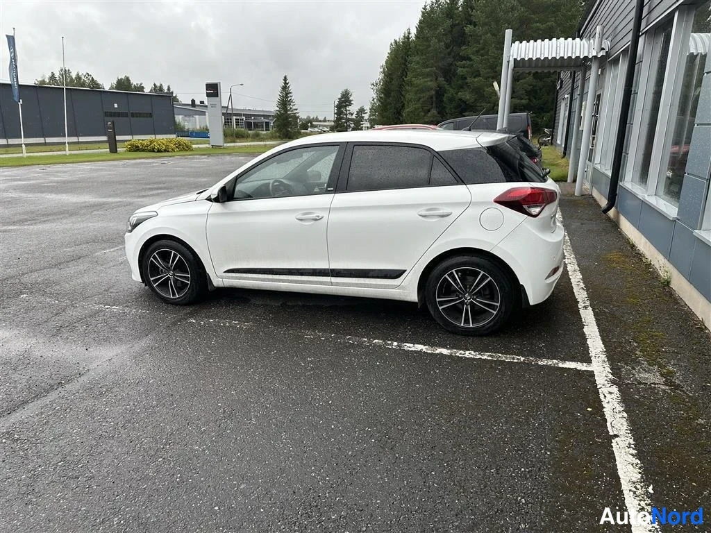 Valkoinen Hyundai i20 2016, etuviisto, keula vasemmalle, kuva 2