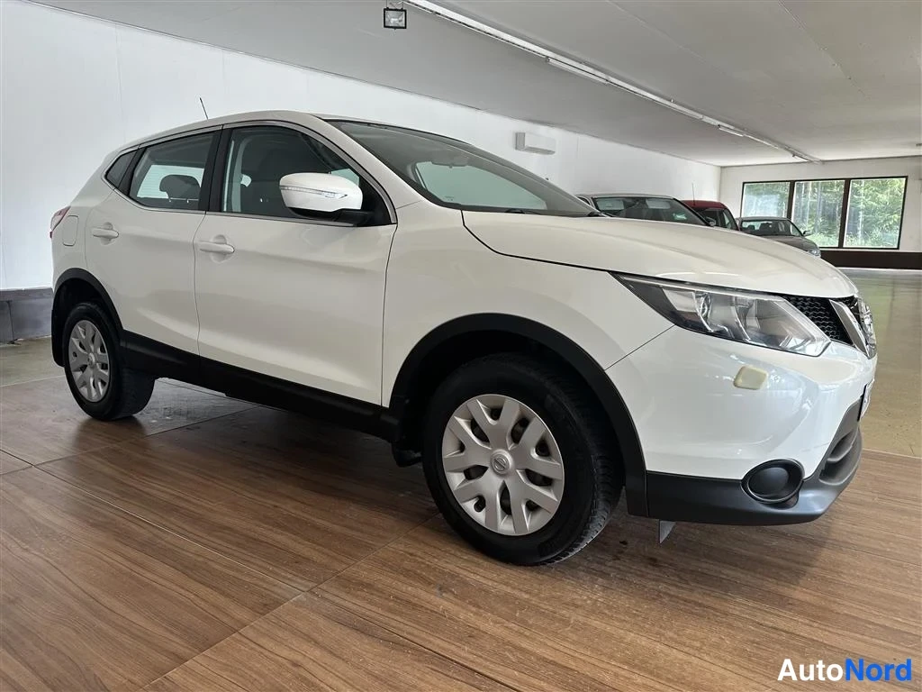 Valkoinen Nissan Qashqai 2014, etuviisto, keula oikealle, kuva 2