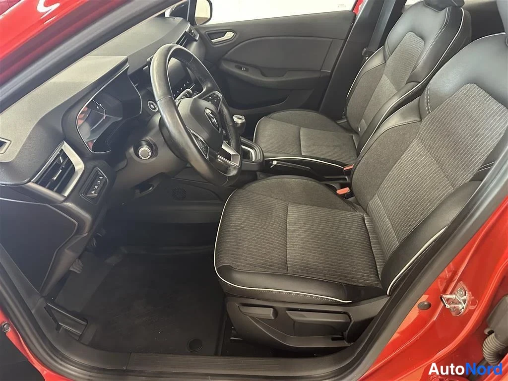 Punainen Renault Clio 2021, etuistuimet, kuva 4