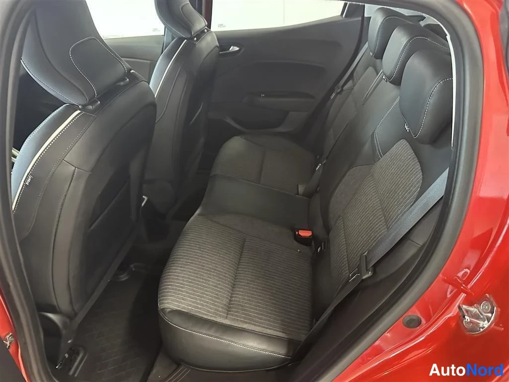 Punainen Renault Clio 2021, takaistuimet, kuva 5