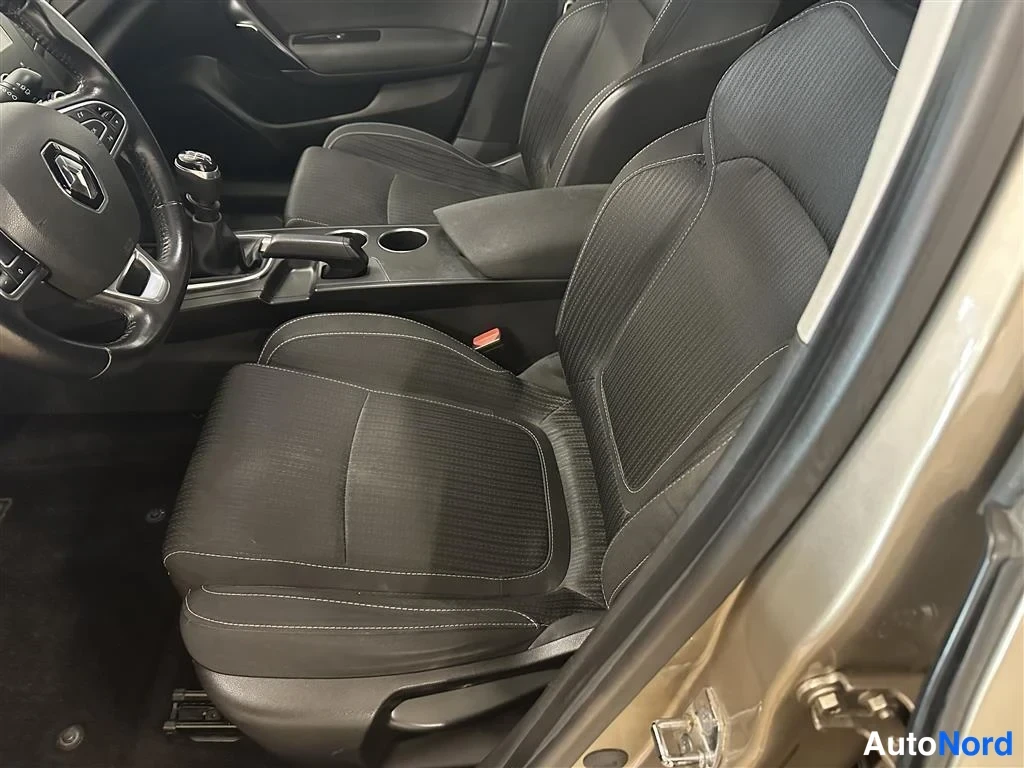 Beige Renault Megane 2017, etuistuimet, kuva 5