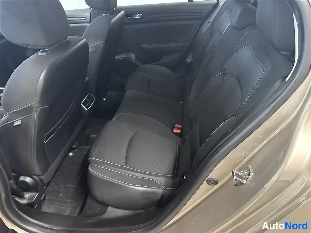 Beige Renault Megane 2017, takaistuimet, kuva 6