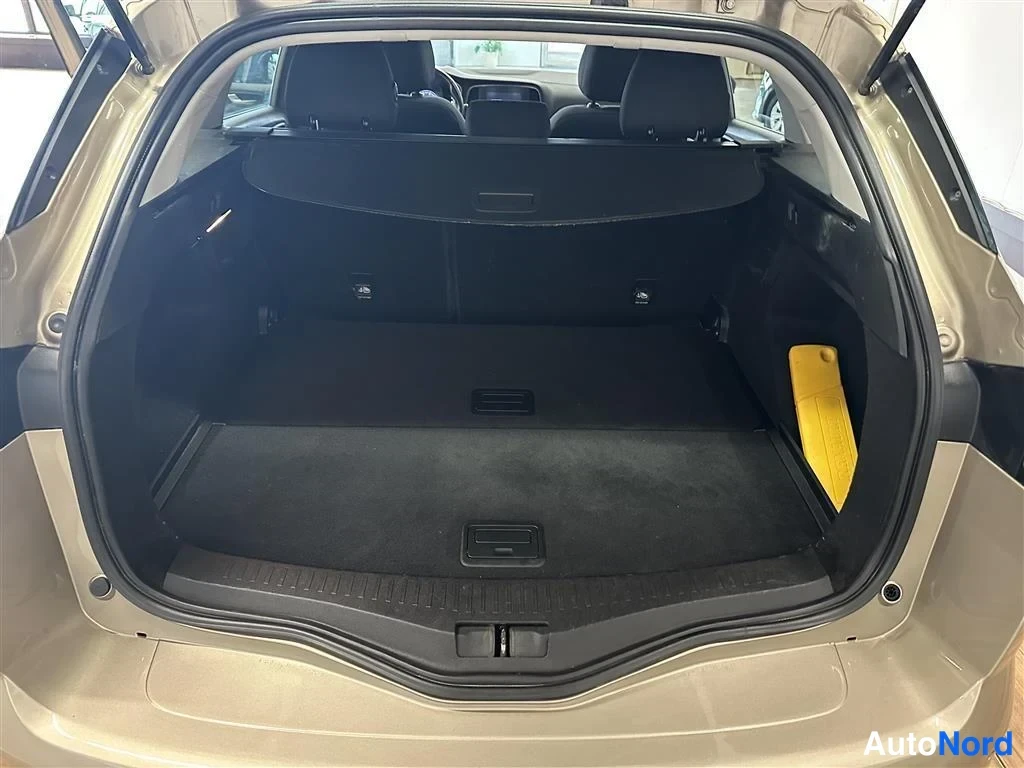 Beige Renault Megane 2017, tavaratila, kuva 7