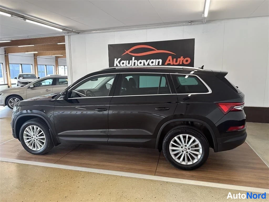 Musta Skoda Kodiaq 2022, takaviisto, kuva 3