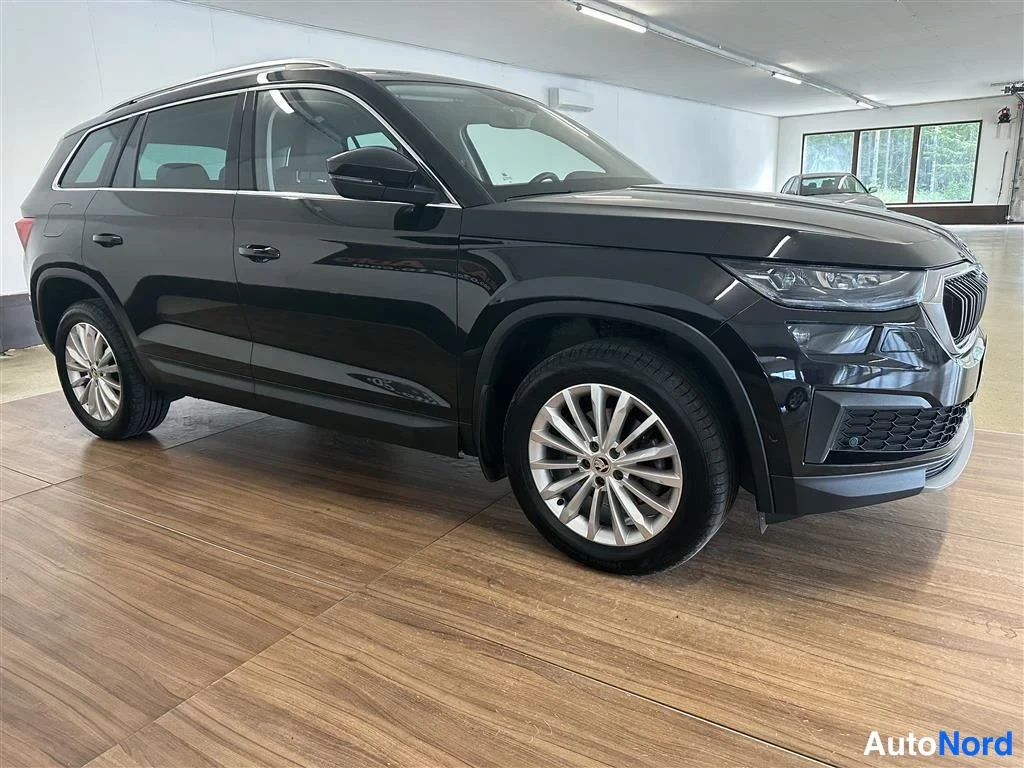 Musta Skoda Kodiaq 2022, etuviisto, keula oikealle, kuva 2