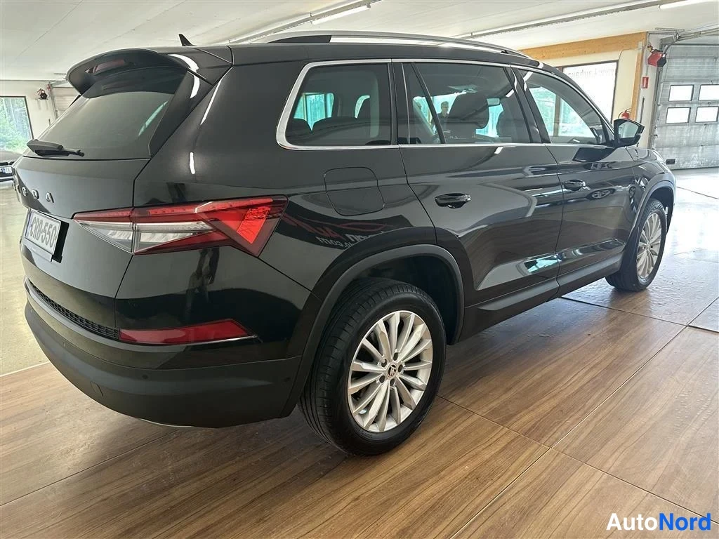 Musta Skoda Kodiaq 2022, takaviisto, kuva 4