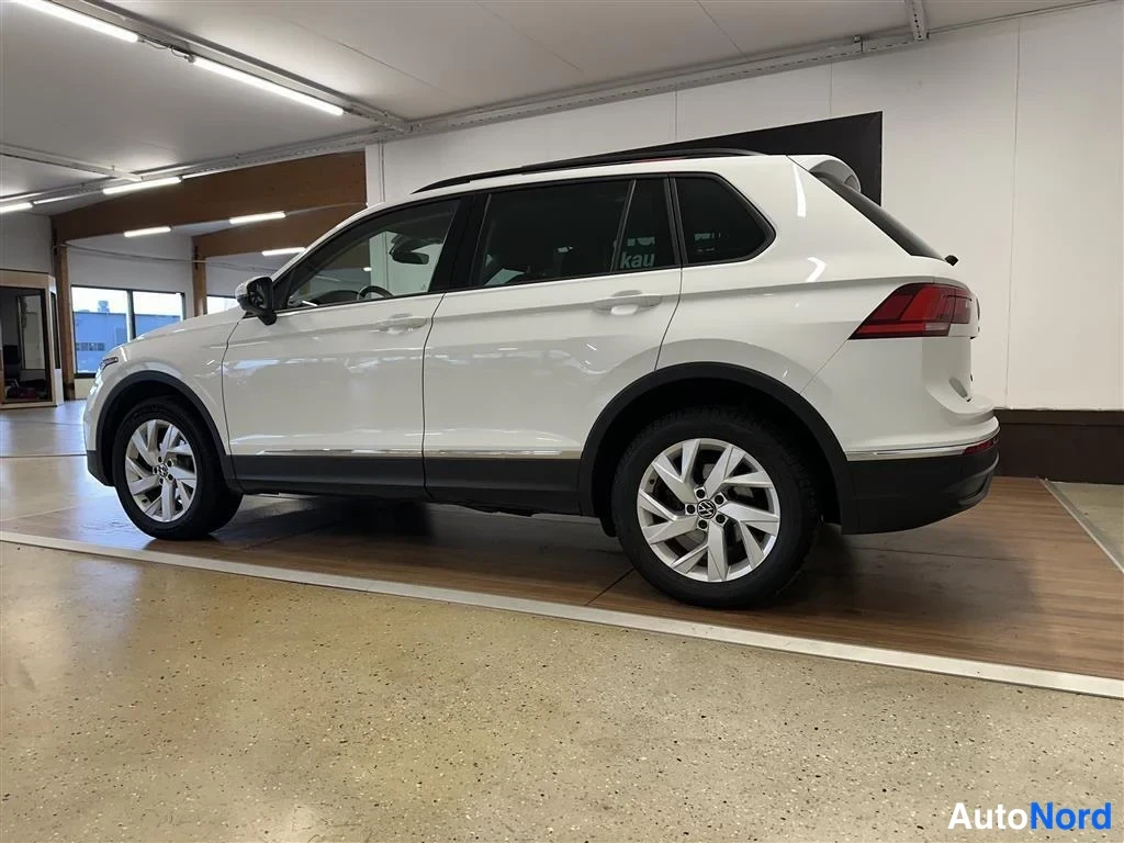 Valkoinen Volkswagen Tiguan 2023, takaviisto, kuva 3