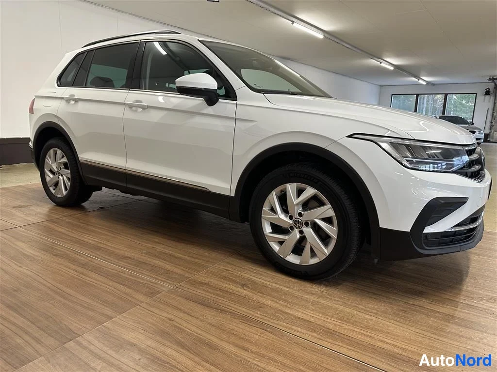 Valkoinen Volkswagen Tiguan 2023, etuviisto, keula oikealle, kuva 2