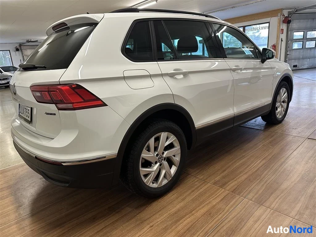 Valkoinen Volkswagen Tiguan 2023, takaviisto, kuva 4