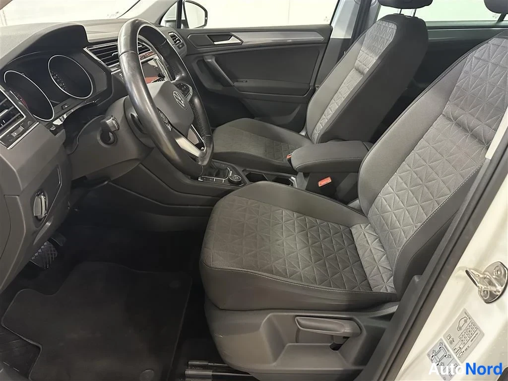 Valkoinen Volkswagen Tiguan 2023, ohjaamo, kuva 5