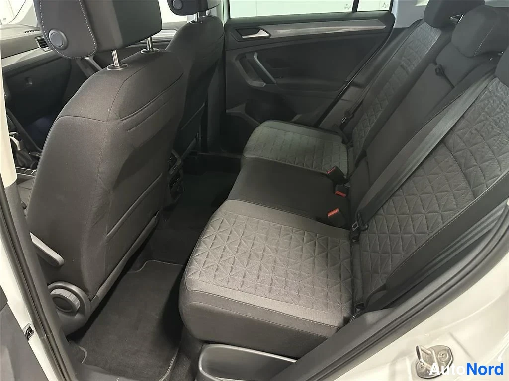 Valkoinen Volkswagen Tiguan 2023, takaistuimet, kuva 8